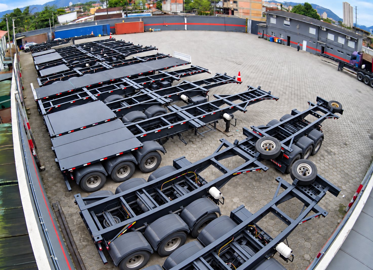 Chassis porta-contêiner estacionados no pátio de apoio da Atual Transportes